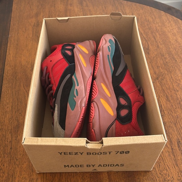 Yeezy Boost 700 - Picture 10 of 10